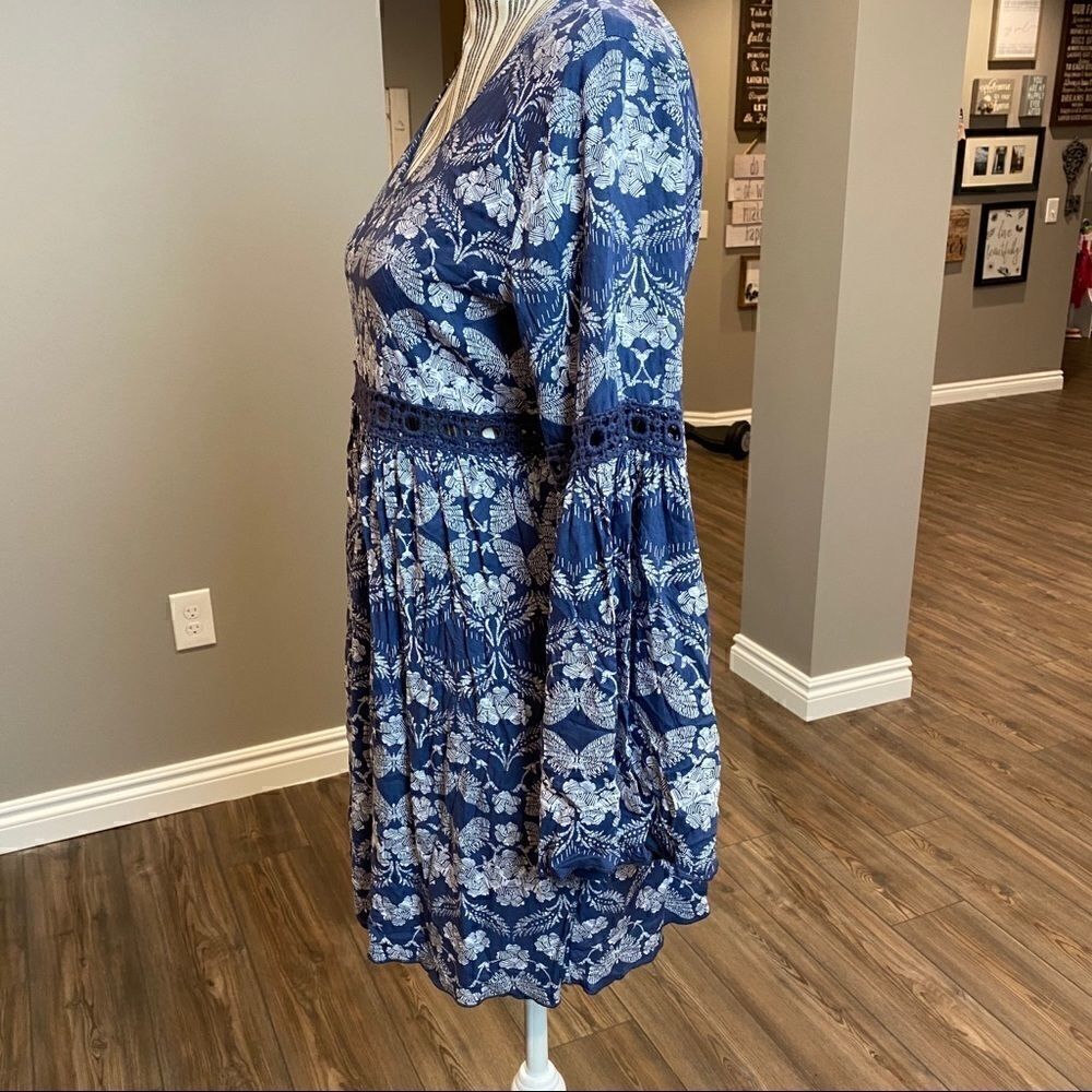 Patrons of Peace Blue Floral Flutter Sleeve Tunic - Picture 8 of 9